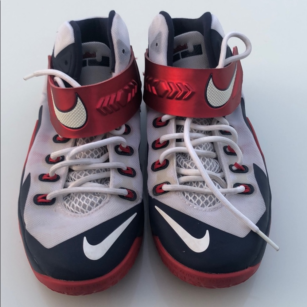 Boys b-ball shoes